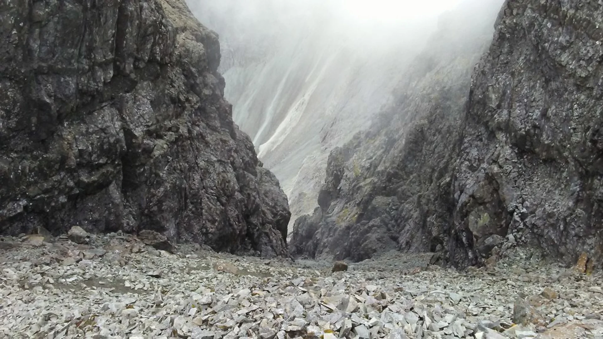 An image depicting the trail Sgurr Thearlaich via Coire Lagan Walk and its surrounding area.