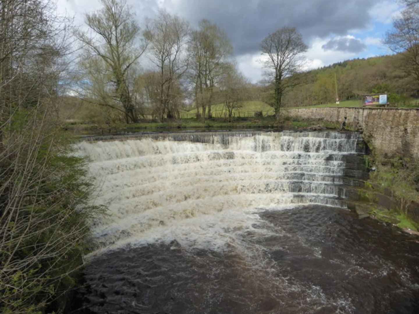 An image depicting the trail Etherow Country Park Walk and its surrounding area.