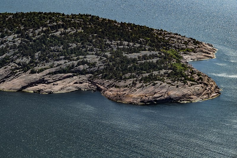 An image depicting the trail Blå Jungfrun National Park and its surrounding area.