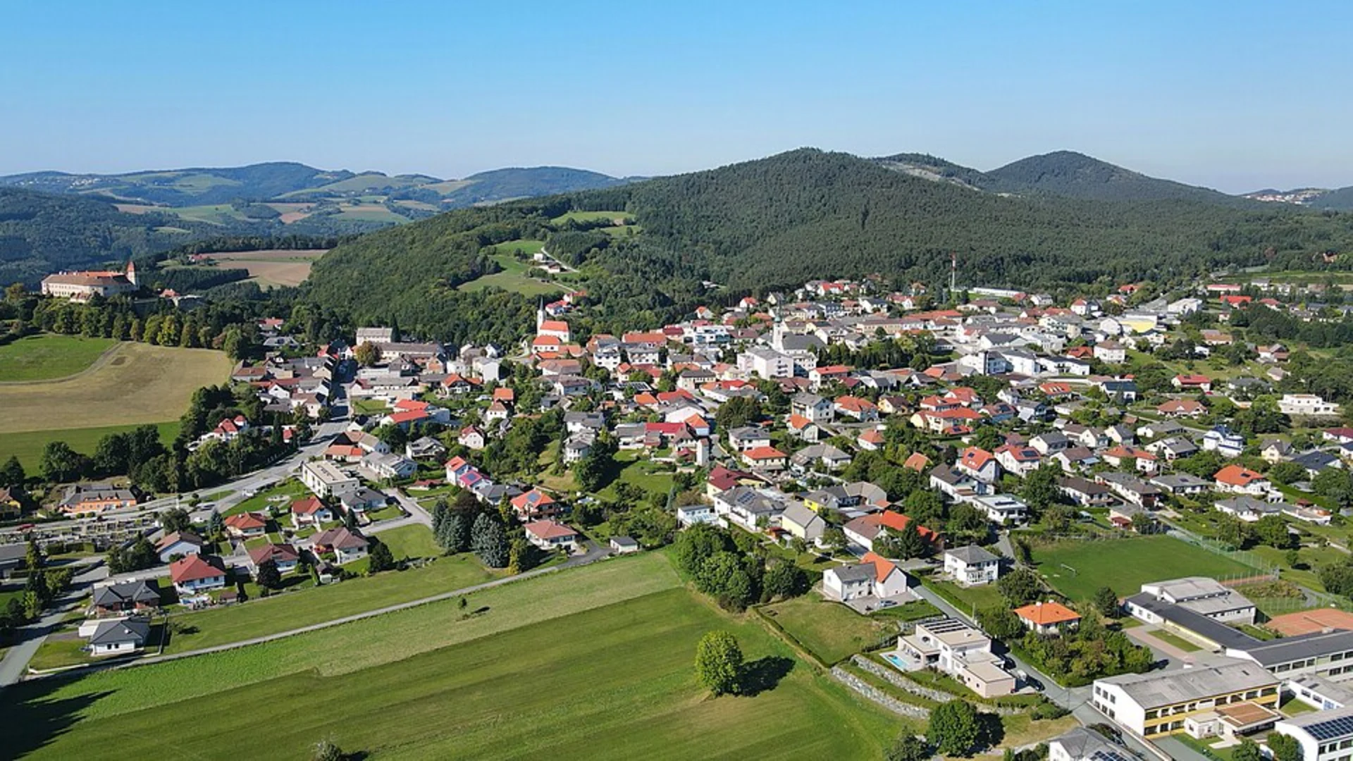 An image depicting the trail Siebentaler Therme, bernstein and Mauzenberg Loop and its surrounding area.