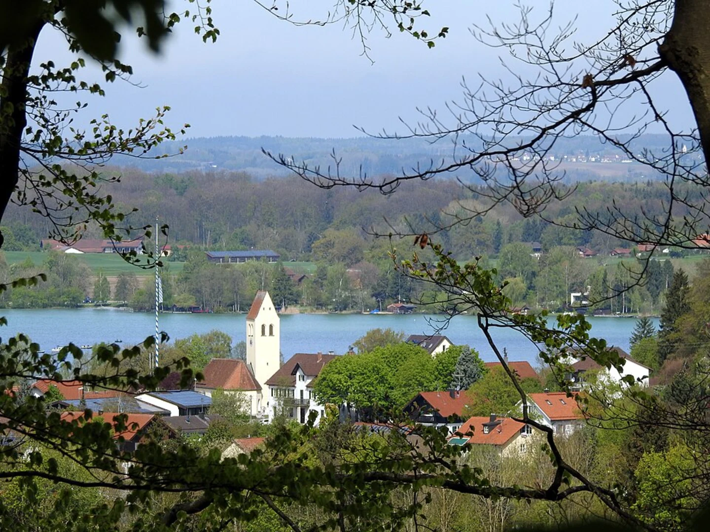 An image depicting the trail Woerthsee via Bucher Weg and Bacherner Weg and its surrounding area.