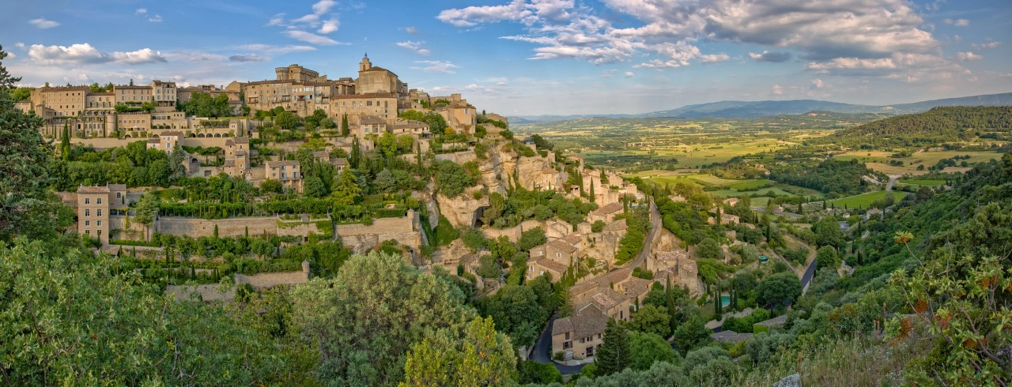 An image depicting the trail Tour of Luberon and its surrounding area.