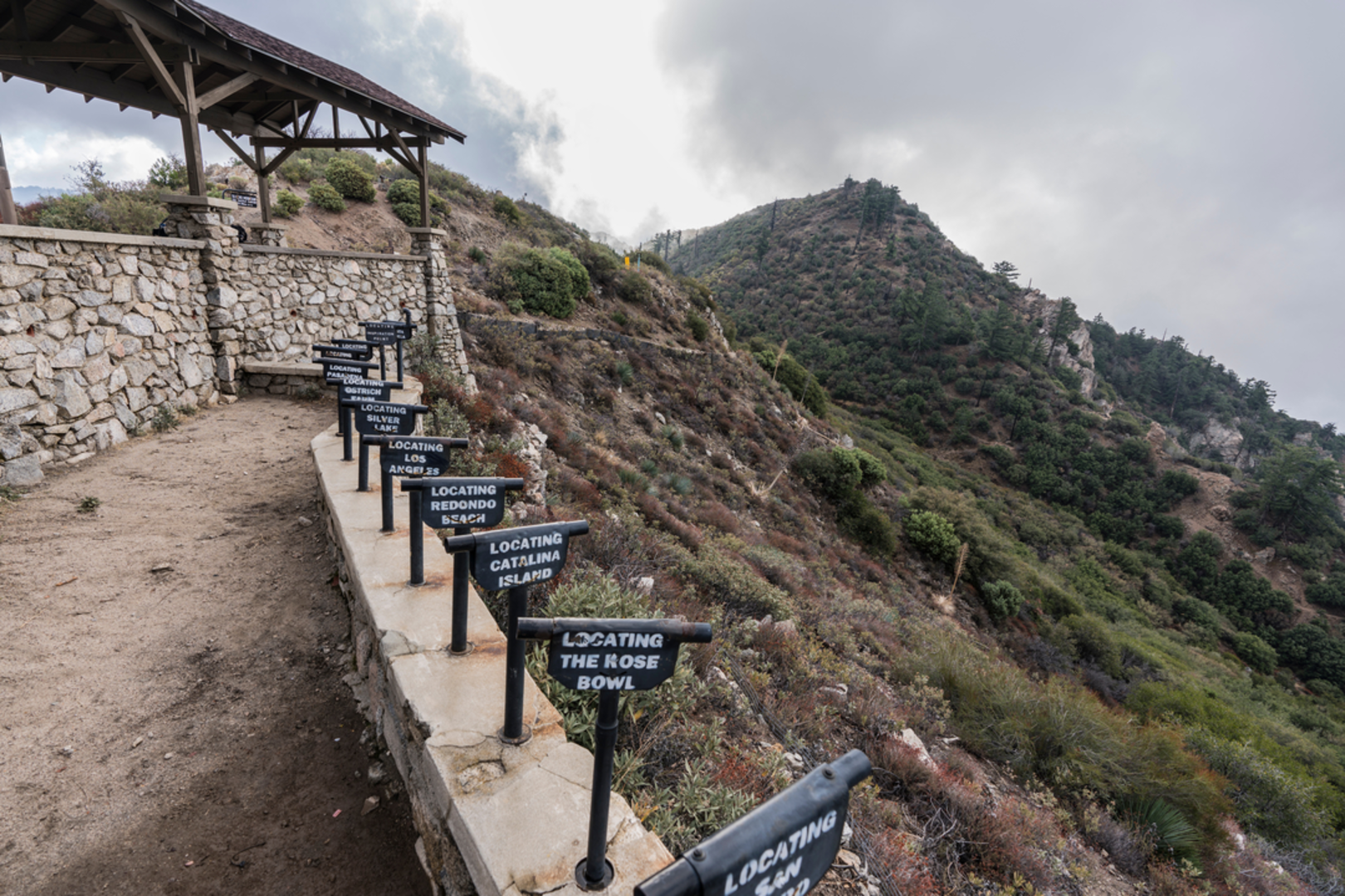 An image depicting the trail Inspiration Point Loop Trail and its surrounding area.