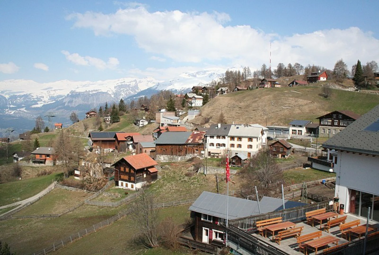 An image depicting the trail Dreibündenstein Panoramaweg and its surrounding area.