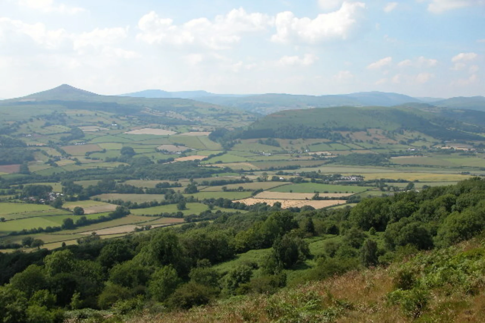 An image depicting the trail Skirrid Fawr Walk and its surrounding area.