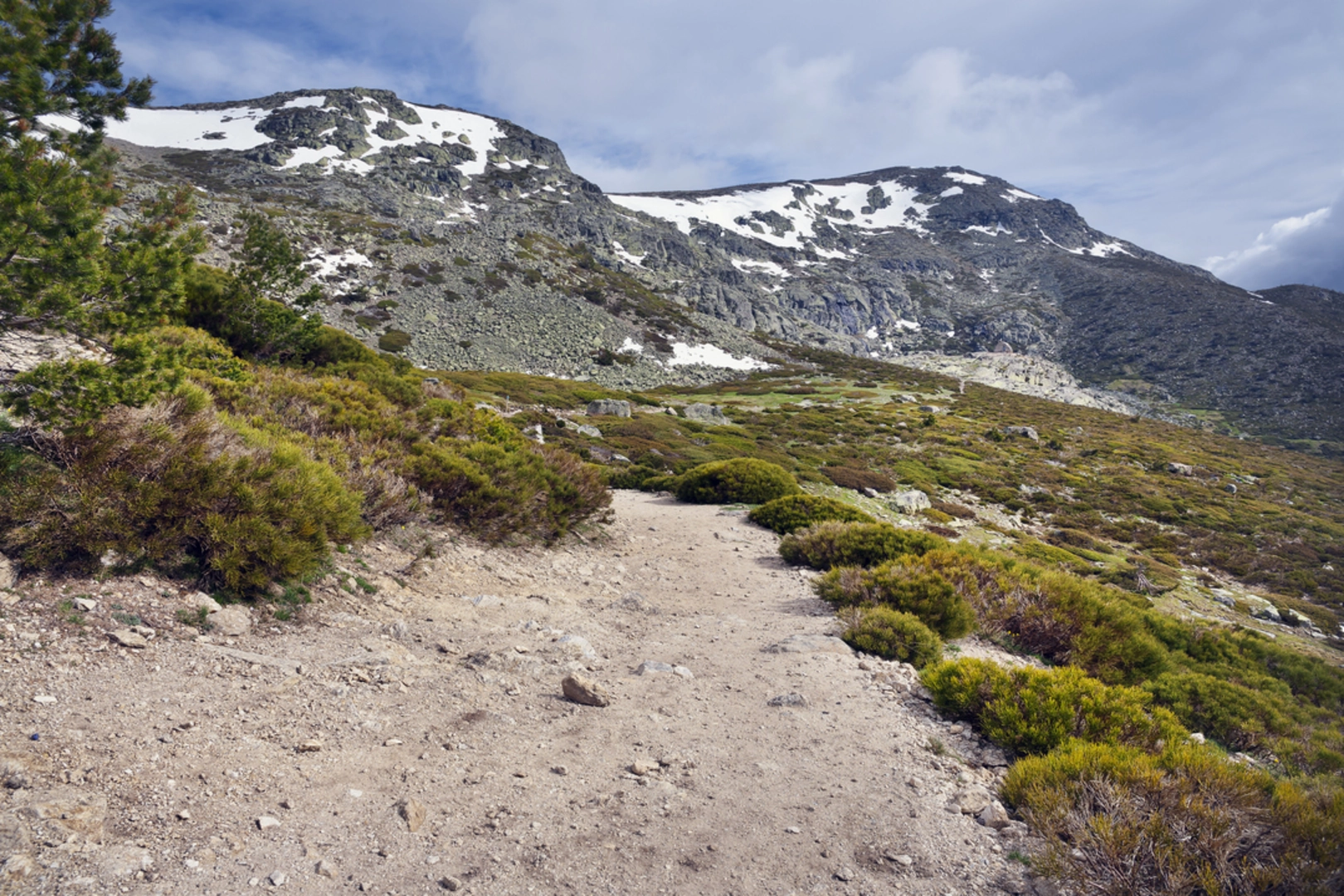 An image depicting the trail Los Cotos to the Zabala Refuge and its surrounding area.