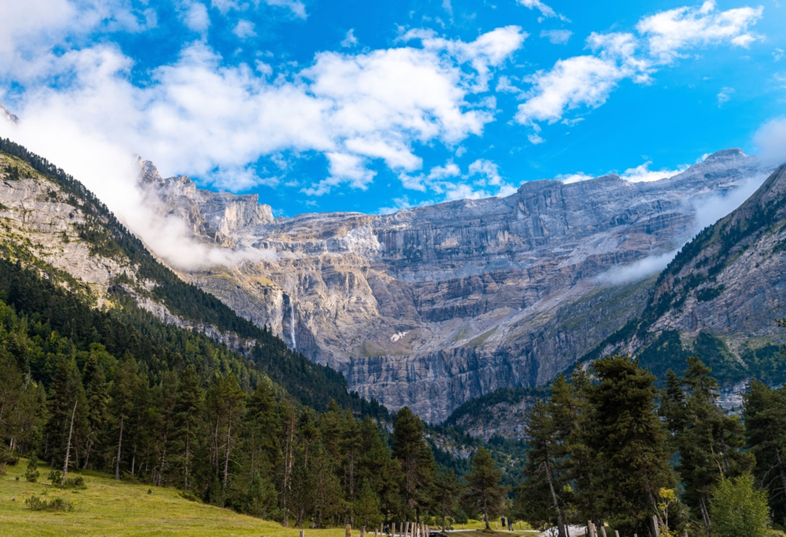 An image depicting the trail Gavarnie - Gavarnie Cirque and its surrounding area.