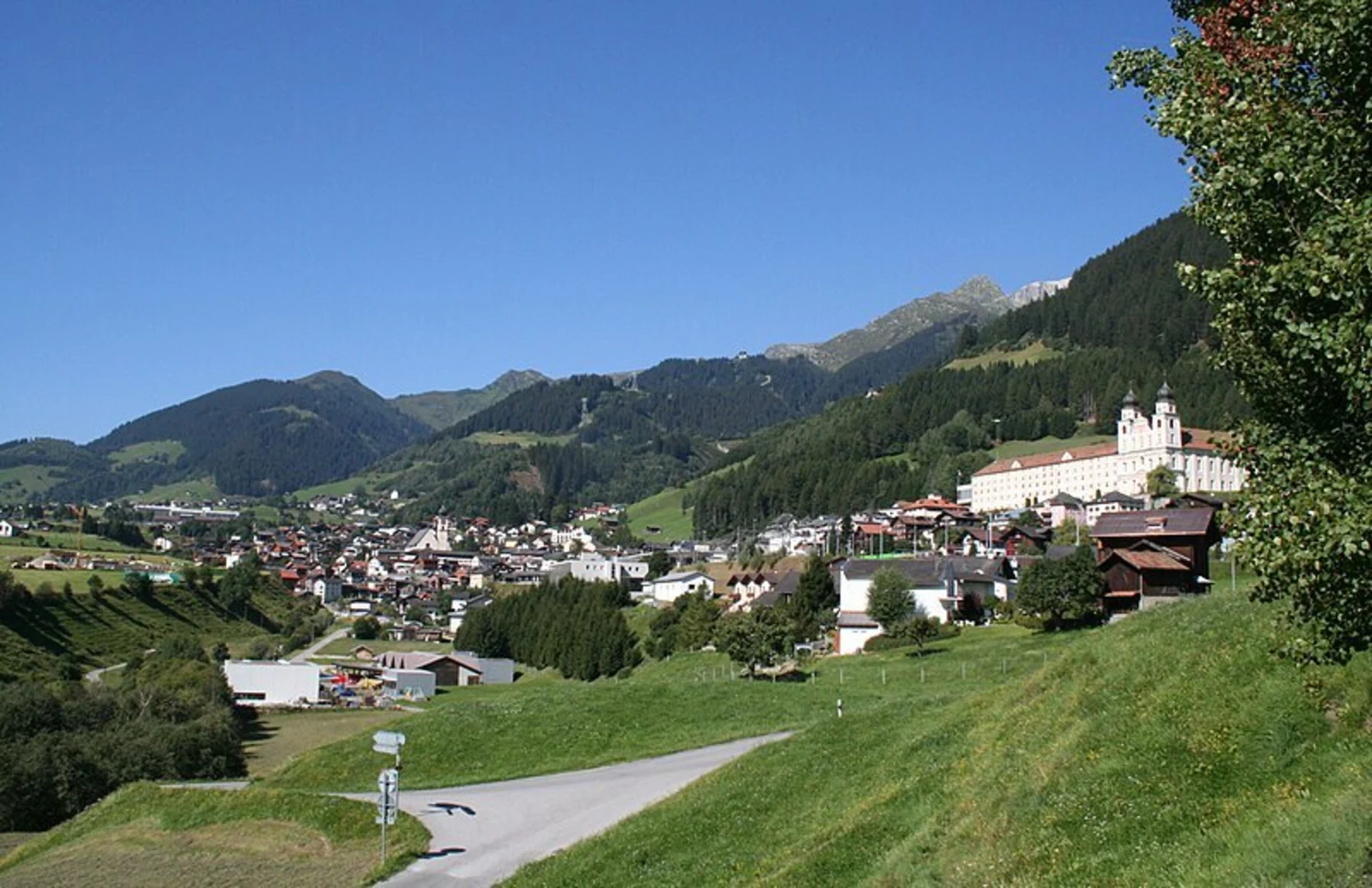 An image depicting the trail Senda Pauli – Bostg Panorama Trail and its surrounding area.