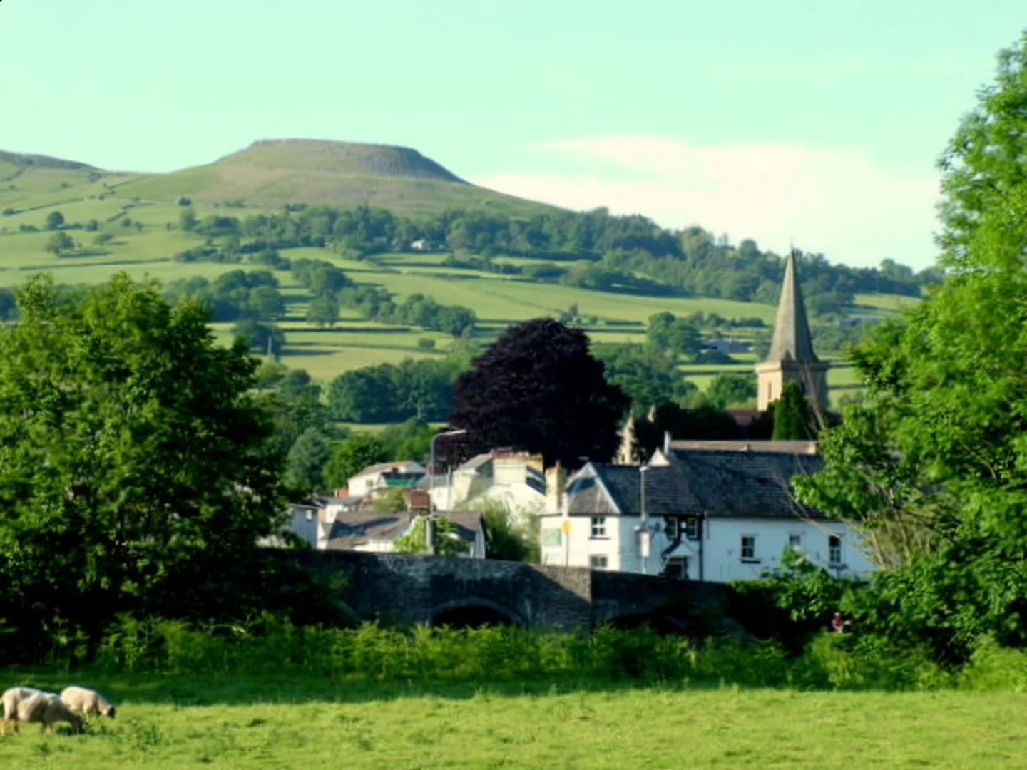 An image depicting the trail The Llangatwg Escarpment from near Crickhowell and its surrounding area.