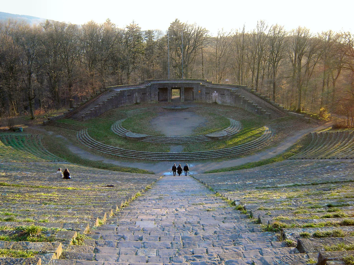 An image depicting the trail Bismarcksäule and Thingstätte via Bismarcksäulenweg and its surrounding area.