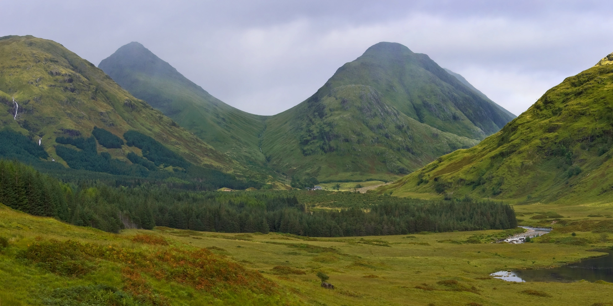 An image depicting the trail Stob Dearg, Stob na Doire, Stob Coire Altruim and Stob na Broige Loop and its surrounding area.