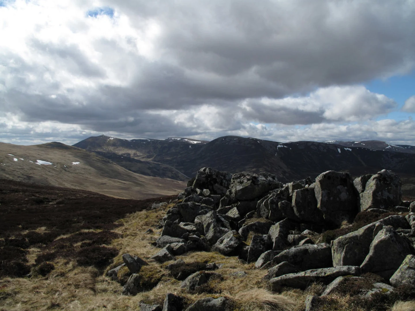 An image depicting the trail Cairn of Claise via Carn An Tuirc and its surrounding area.