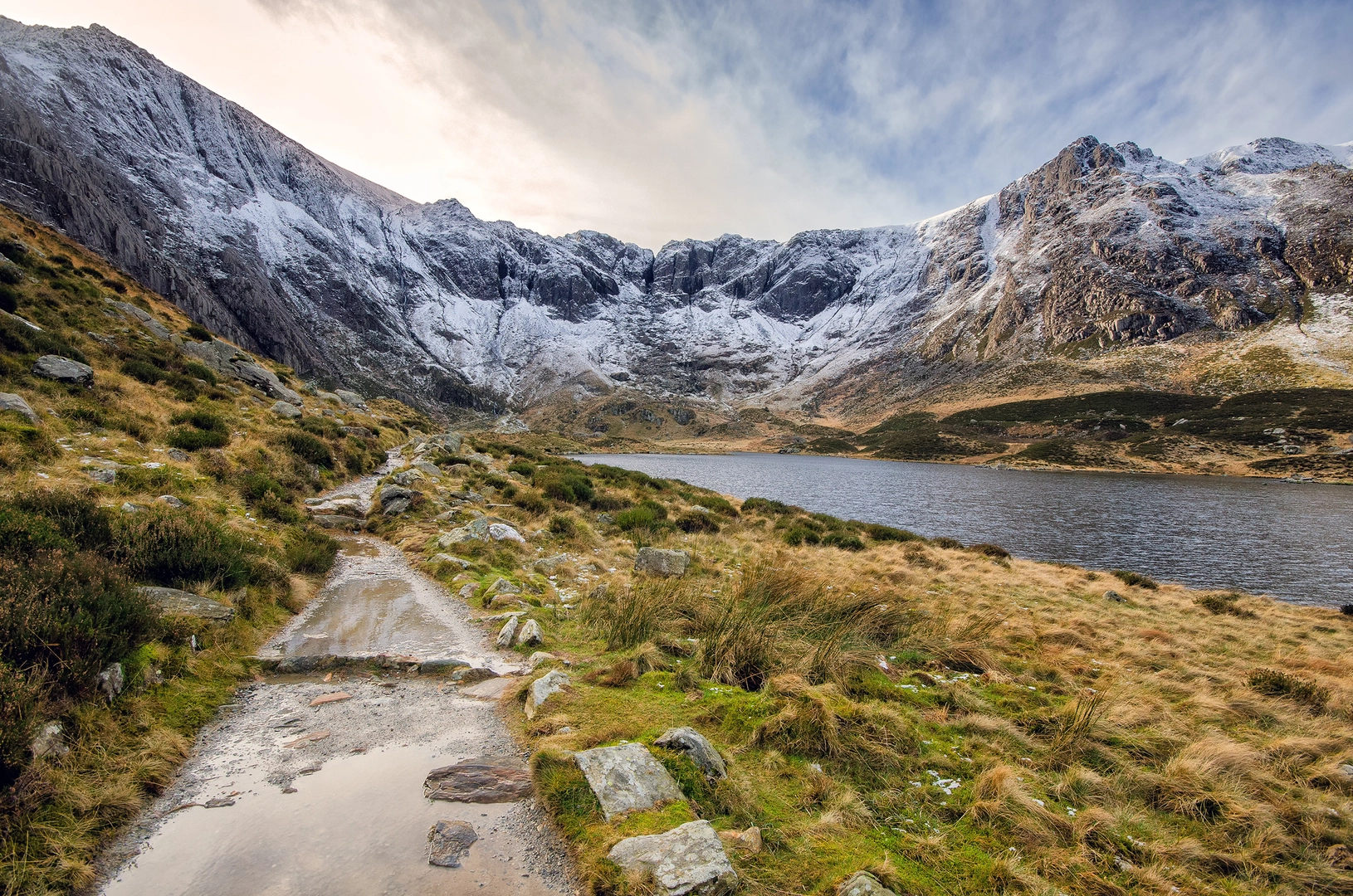 An image depicting the trail Llyn Idwal and its surrounding area.