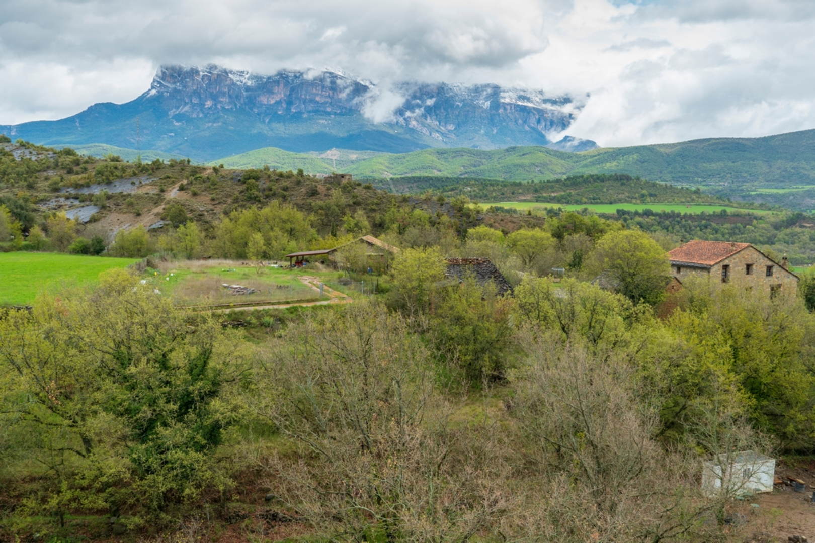 An image depicting the trail Ainsa - Labuerda PR HU 41 and its surrounding area.