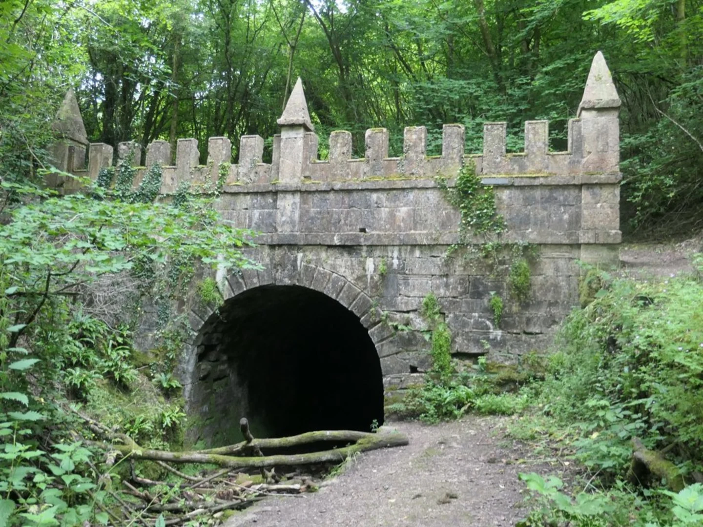An image depicting the trail Bisley to Kemble Walk and its surrounding area.