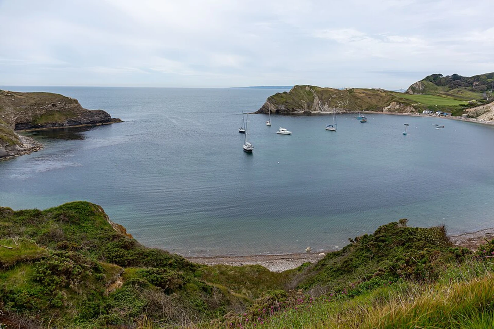 An image depicting the trail Newlands Warren, Hambury Tout and Lulworth Cove via H Way and its surrounding area.