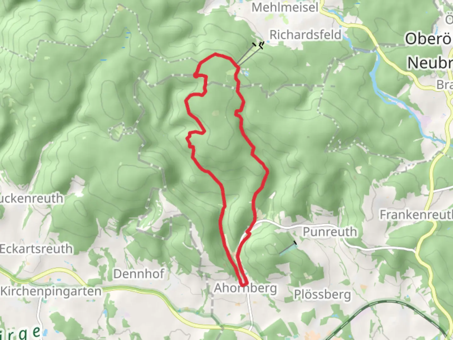 An image depicting the trail Jaegersteig and Fichtelseesteig and its surrounding area.
