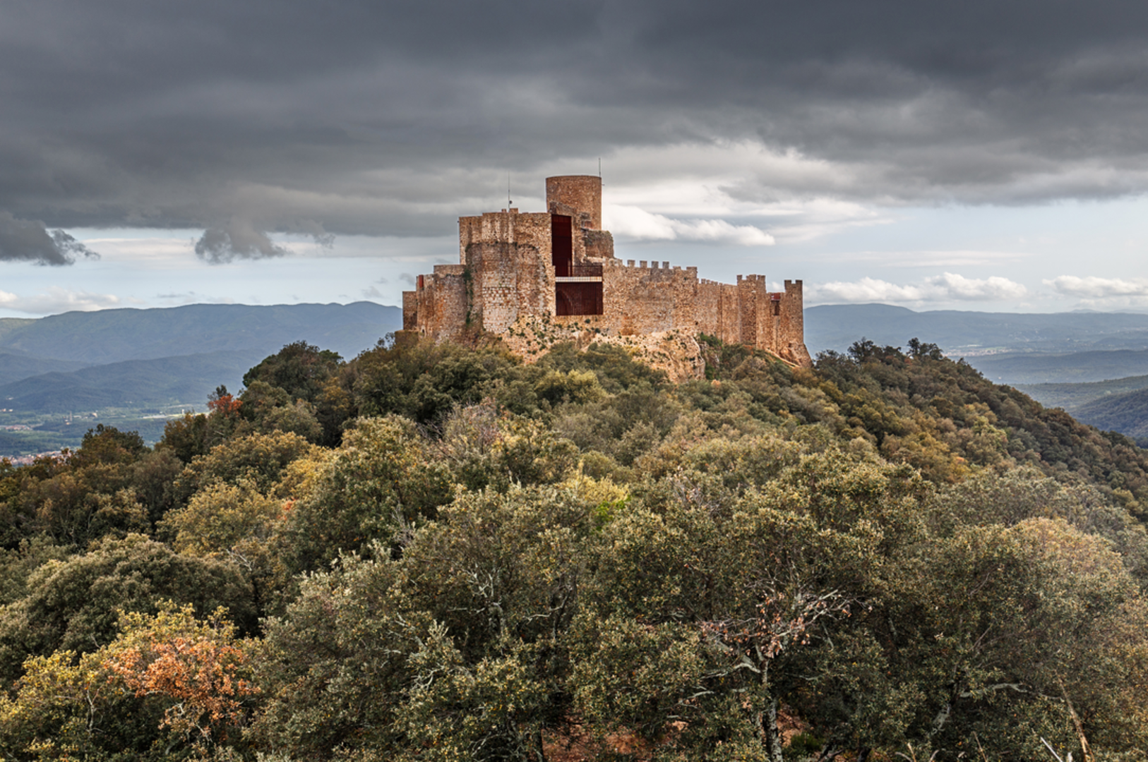 An image depicting the trail Montsoriu Castle PR C 201 and its surrounding area.