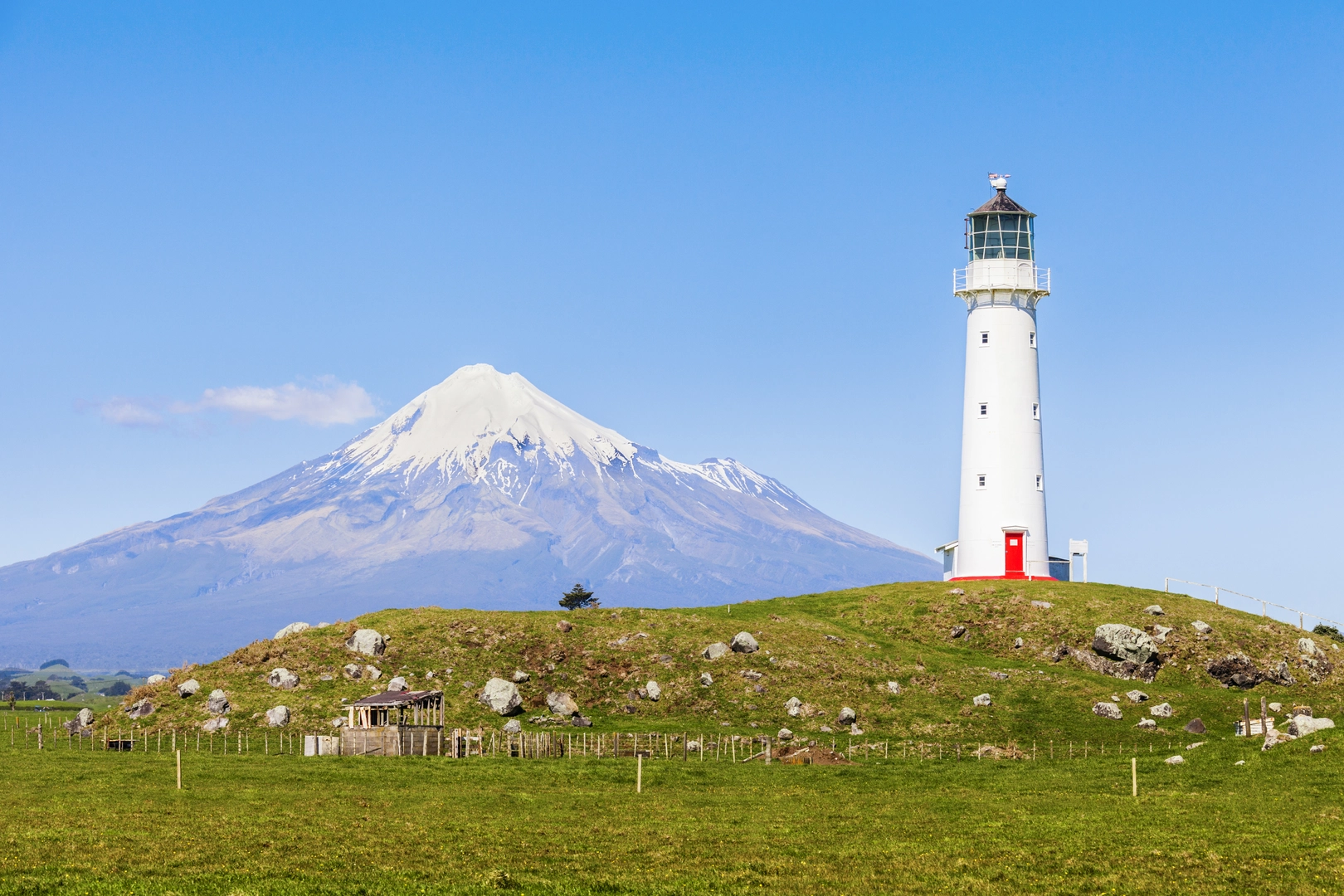 An image depicting the trail Cape Egmont Lighthouse Coastal Walk and its surrounding area.