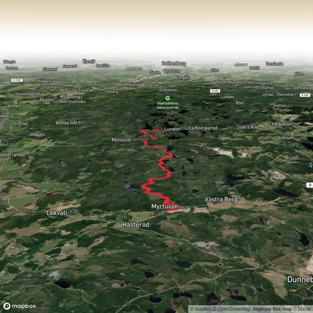 An image depicting the trail Bohusleden stage 18 and its surrounding area.