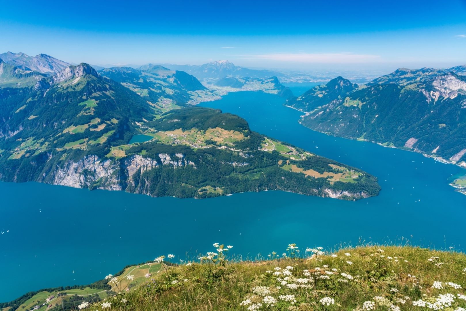 An image depicting the trail Kulinarische Wanderung entlang des - Weges der Schweiz and its surrounding area.