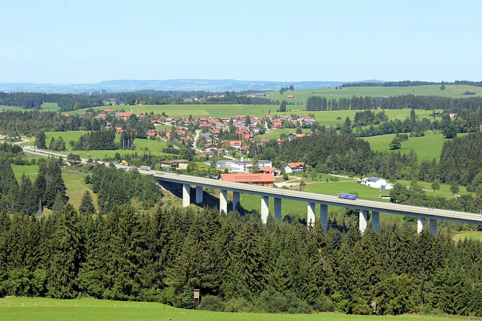 An image depicting the trail Vogtland Panorama Weg and its surrounding area.