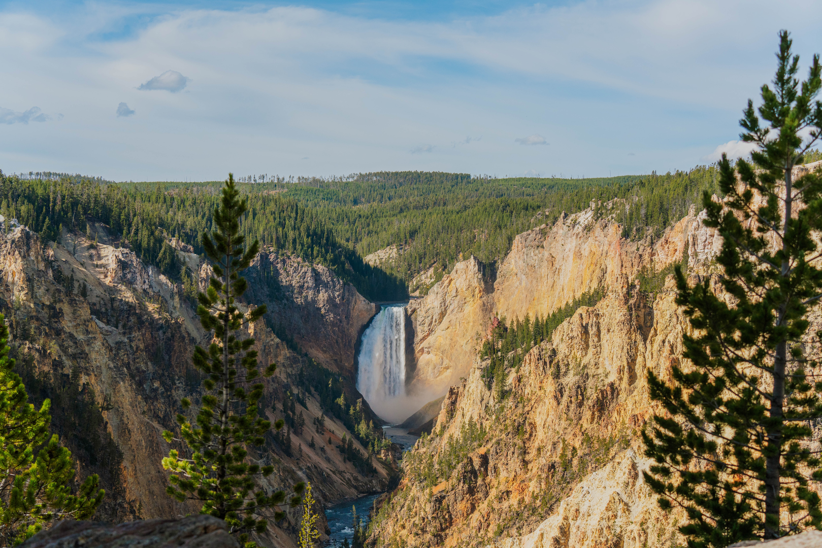 An image depicting the trail Artist Point and its surrounding area.