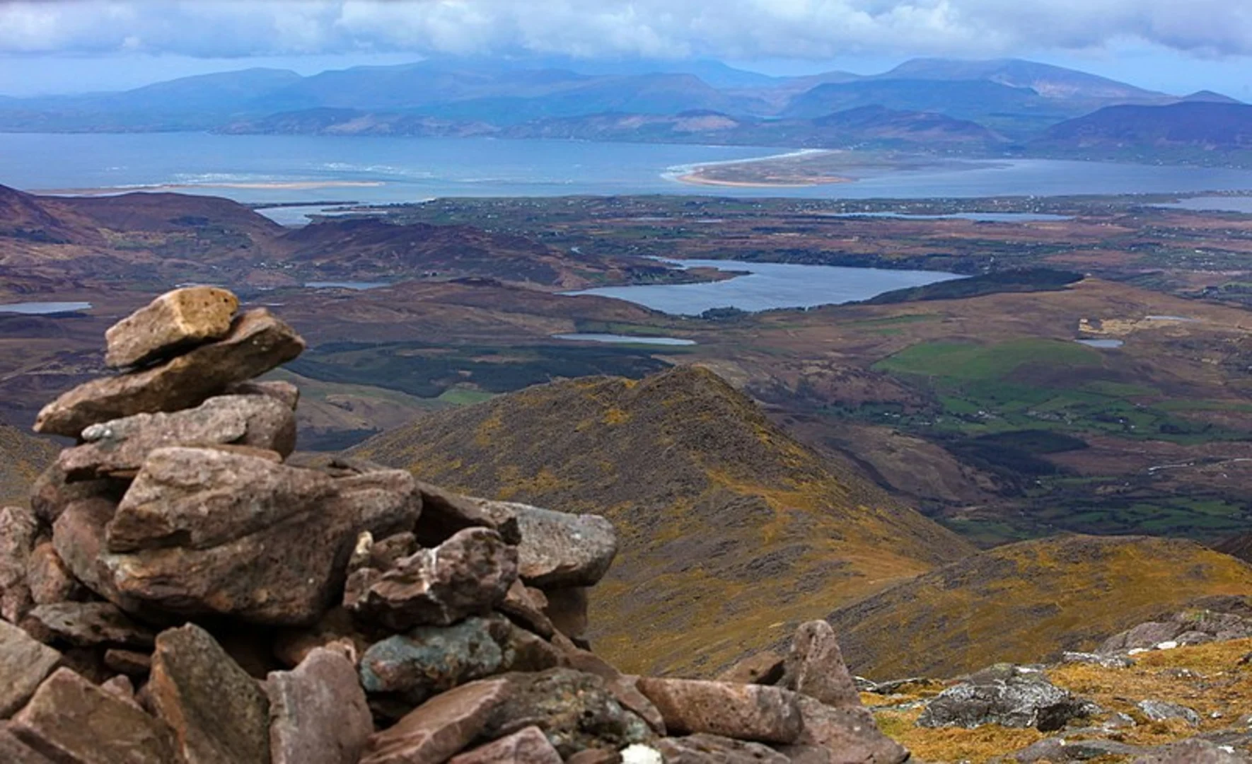 An image depicting the trail Beenkeragh and Stumpa Bharr na hAbhann Loop via Caltramore and its surrounding area.