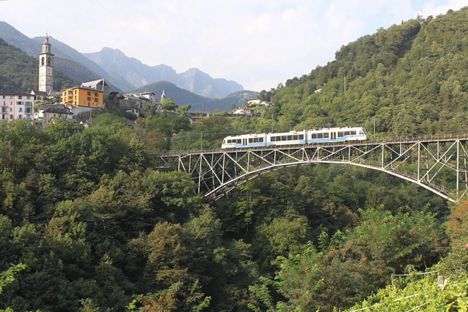 An image depicting the trail La Via del Mercato and its surrounding area.