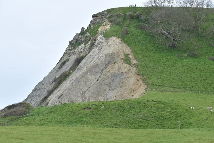 Maple Ledge and Hounstout Cliff via The Hardy Way