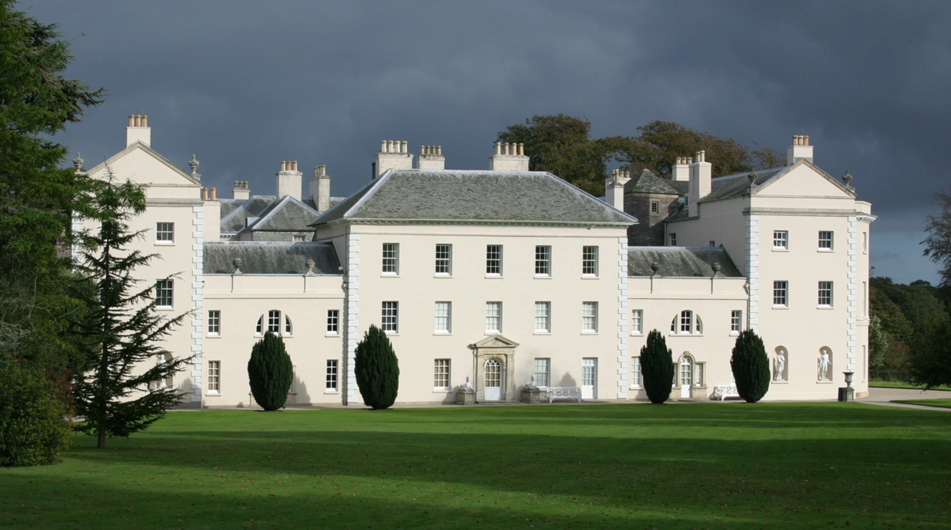 An image depicting the trail Saltram Park Loop and its surrounding area.