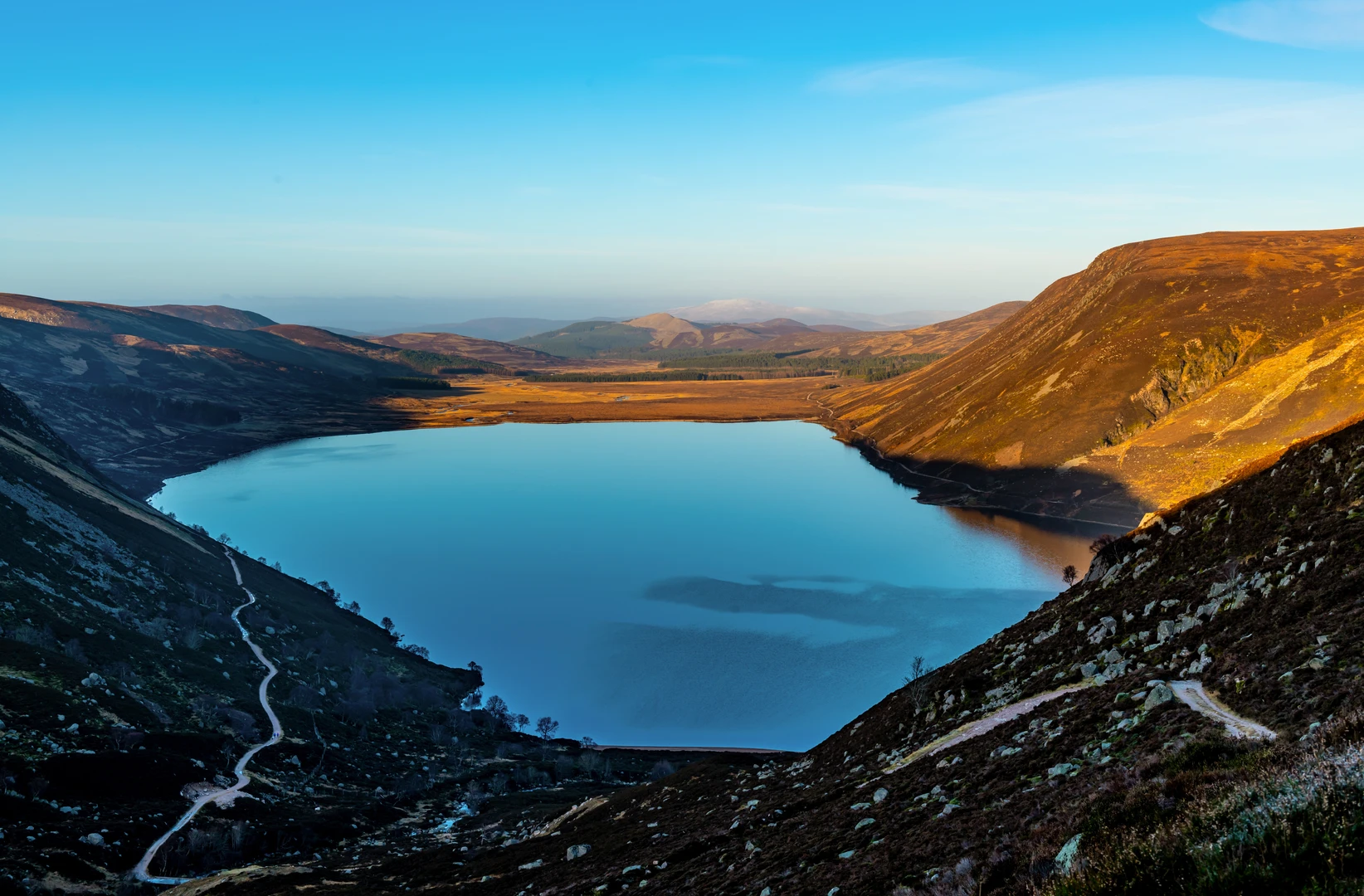 An image depicting the trail Loch Muick, Dubh Loch, Carn an t-Sagairt Mor, Cairn Bannoch, Broad Cairn and Creag Bhiorach Loop and its surrounding area.