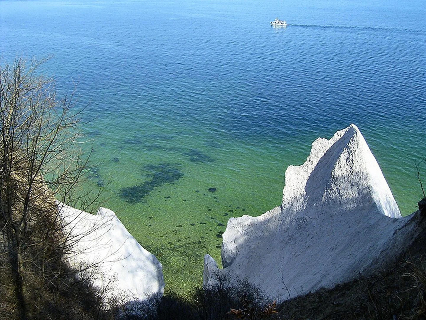 An image depicting the trail Waldhalle and Hochuferweg Sassnitz–Königsstuhl Loop and its surrounding area.