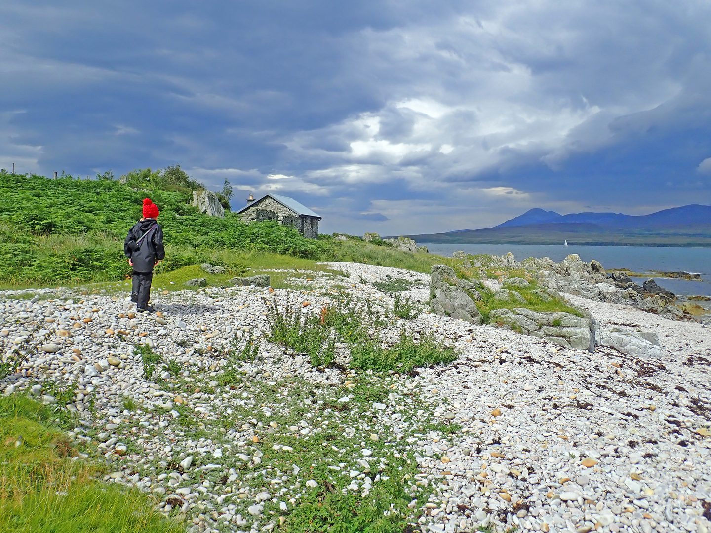 An image depicting the trail Traigh Bhan and McArthur's Head and its surrounding area.