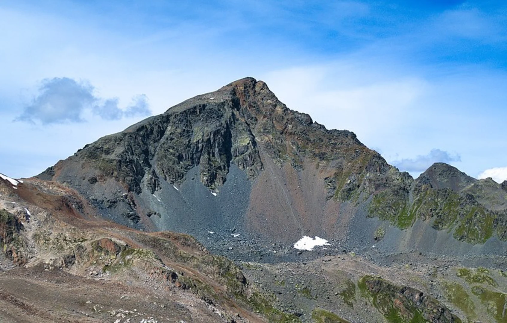 An image depicting the trail Fluela Pass to the Schwarzhorn Trail and its surrounding area.