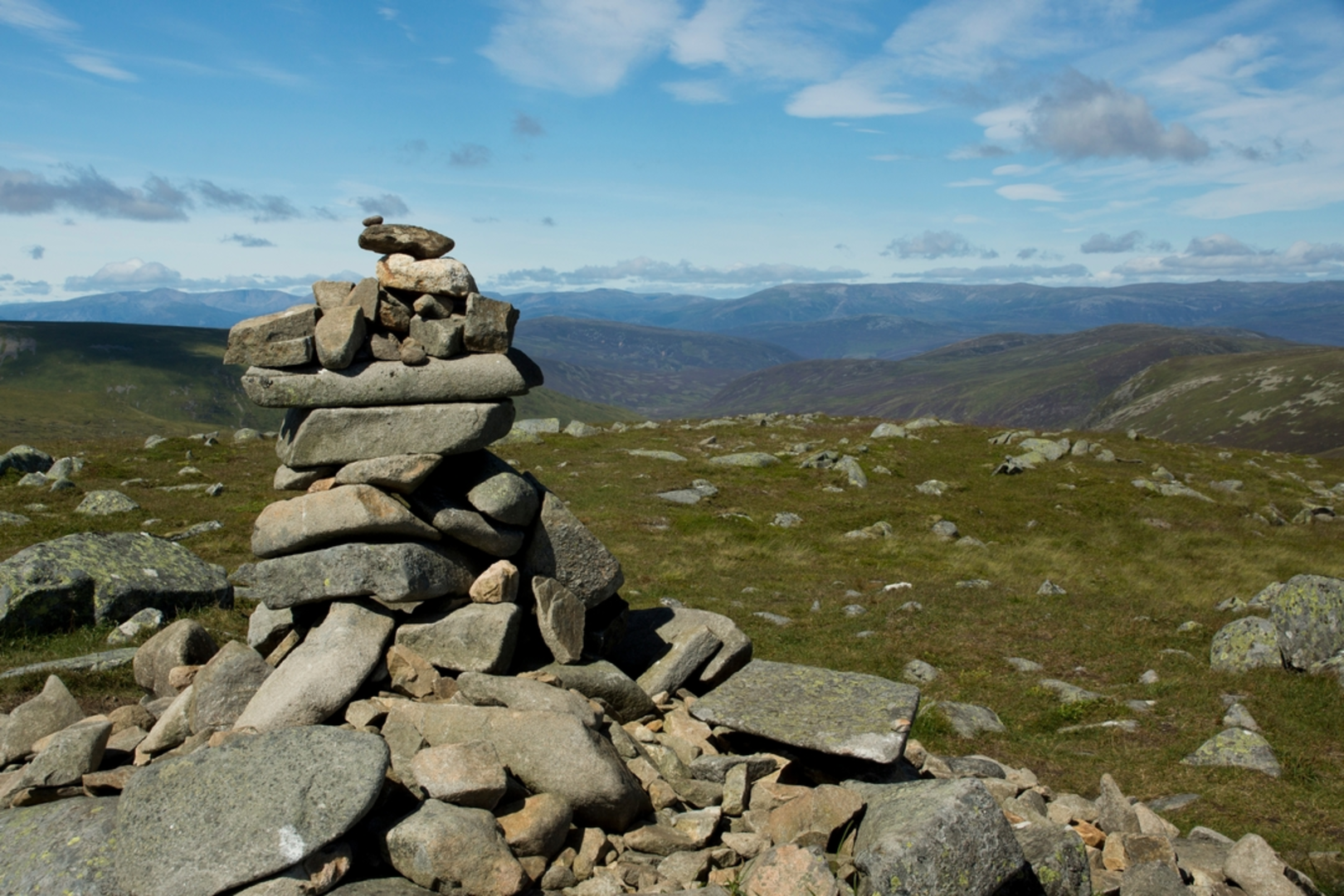 An image depicting the trail Tolmount and its surrounding area.