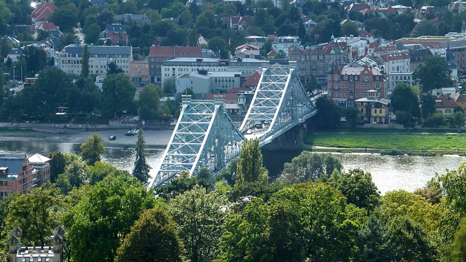 An image depicting the trail Elbe Walk to Loschwitzer Bruecke and its surrounding area.