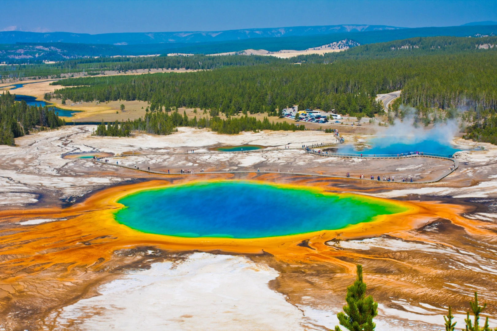 An image depicting the trail Grand Prismatic Hot Spring Trail and its surrounding area.