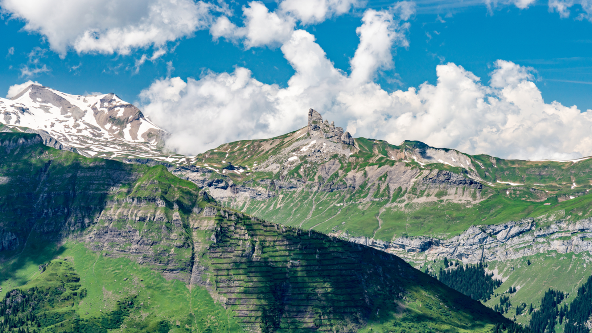 An image depicting the trail To the Bällehöchst Viewpoint and its surrounding area.