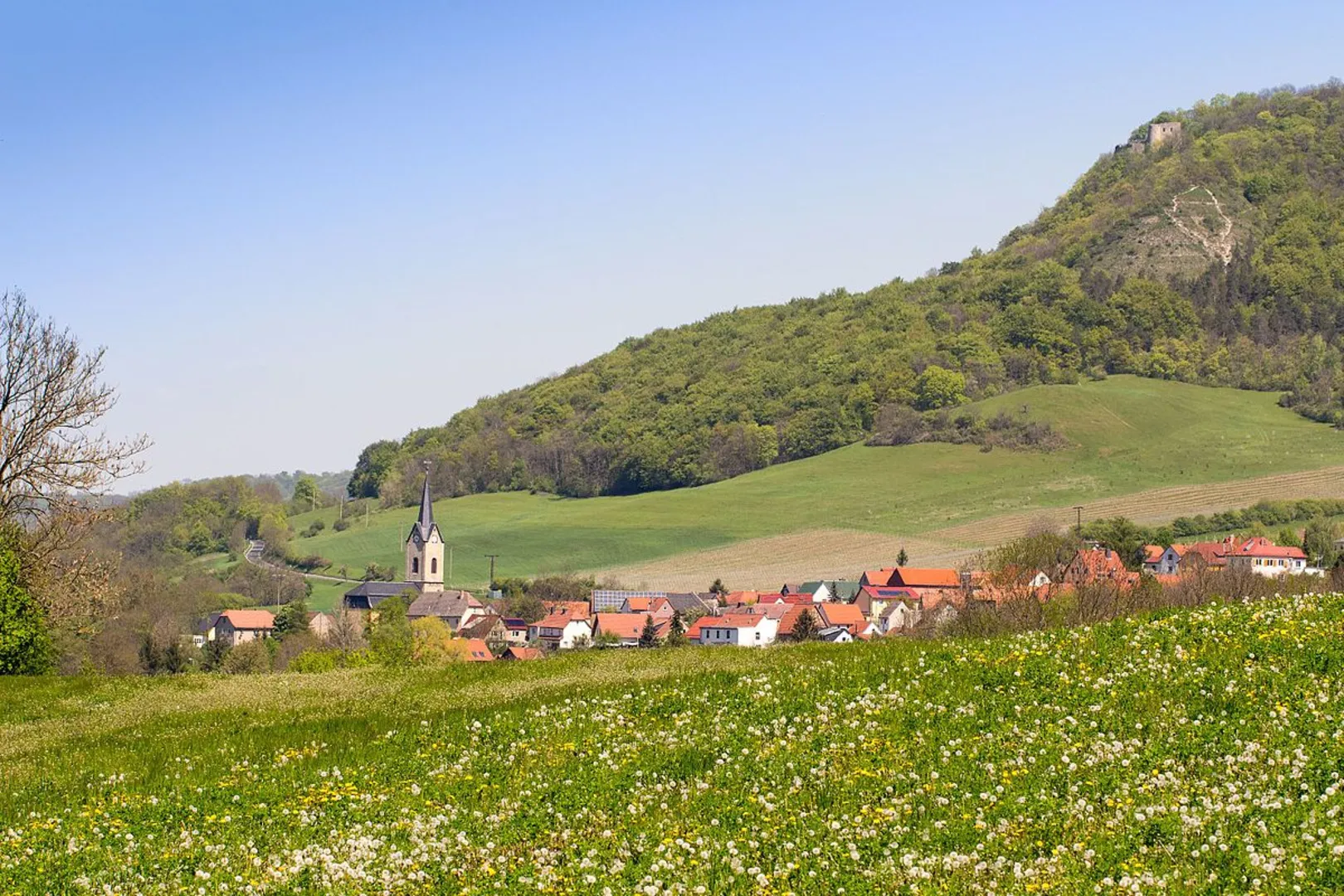 An image depicting the trail Ruine Kunitzburg and Feldherrenhügel Loop - Kunitz and its surrounding area.