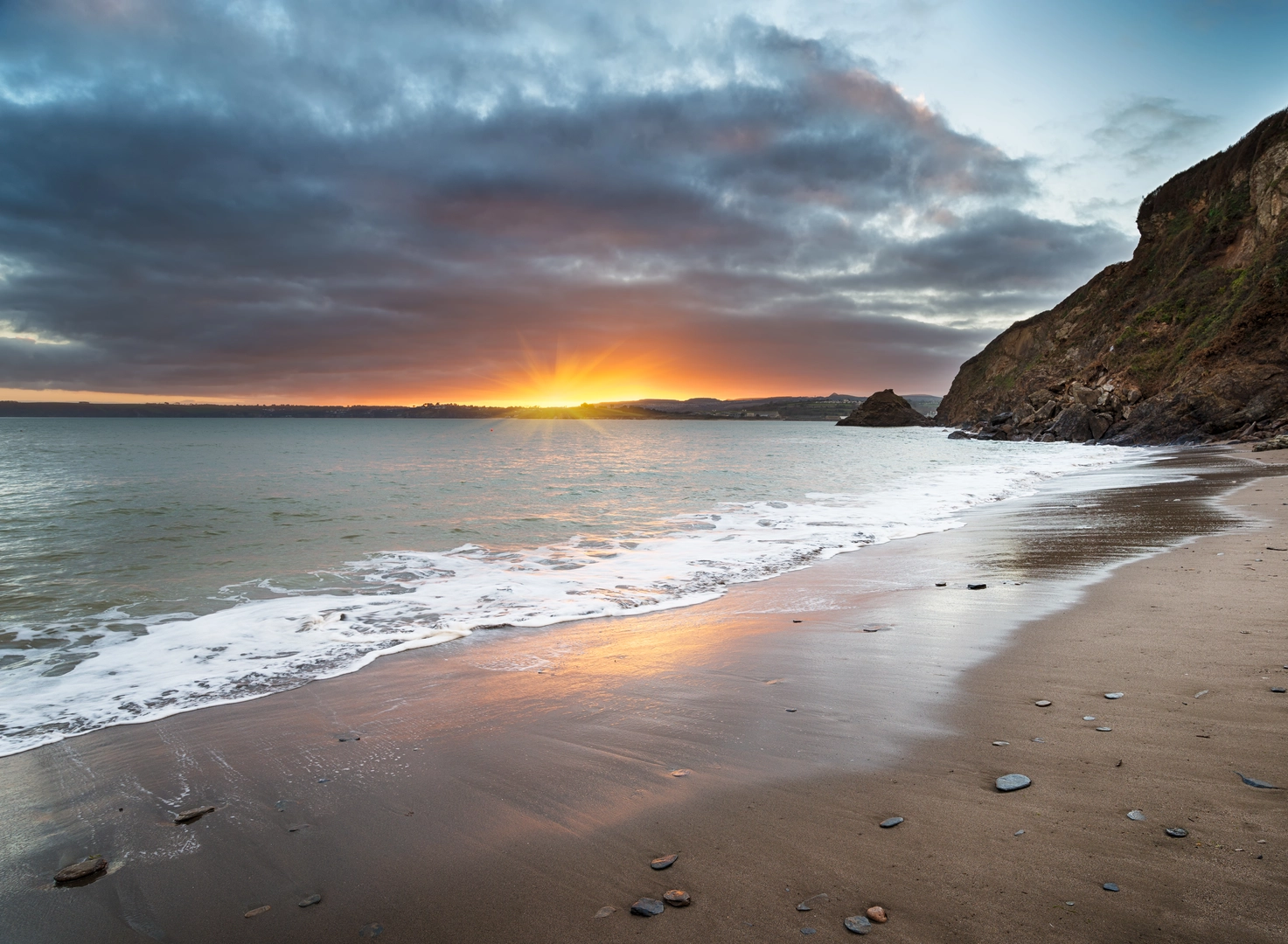 An image depicting the trail Polkerris, Gribbin Head and Polridmouth Loop and its surrounding area.