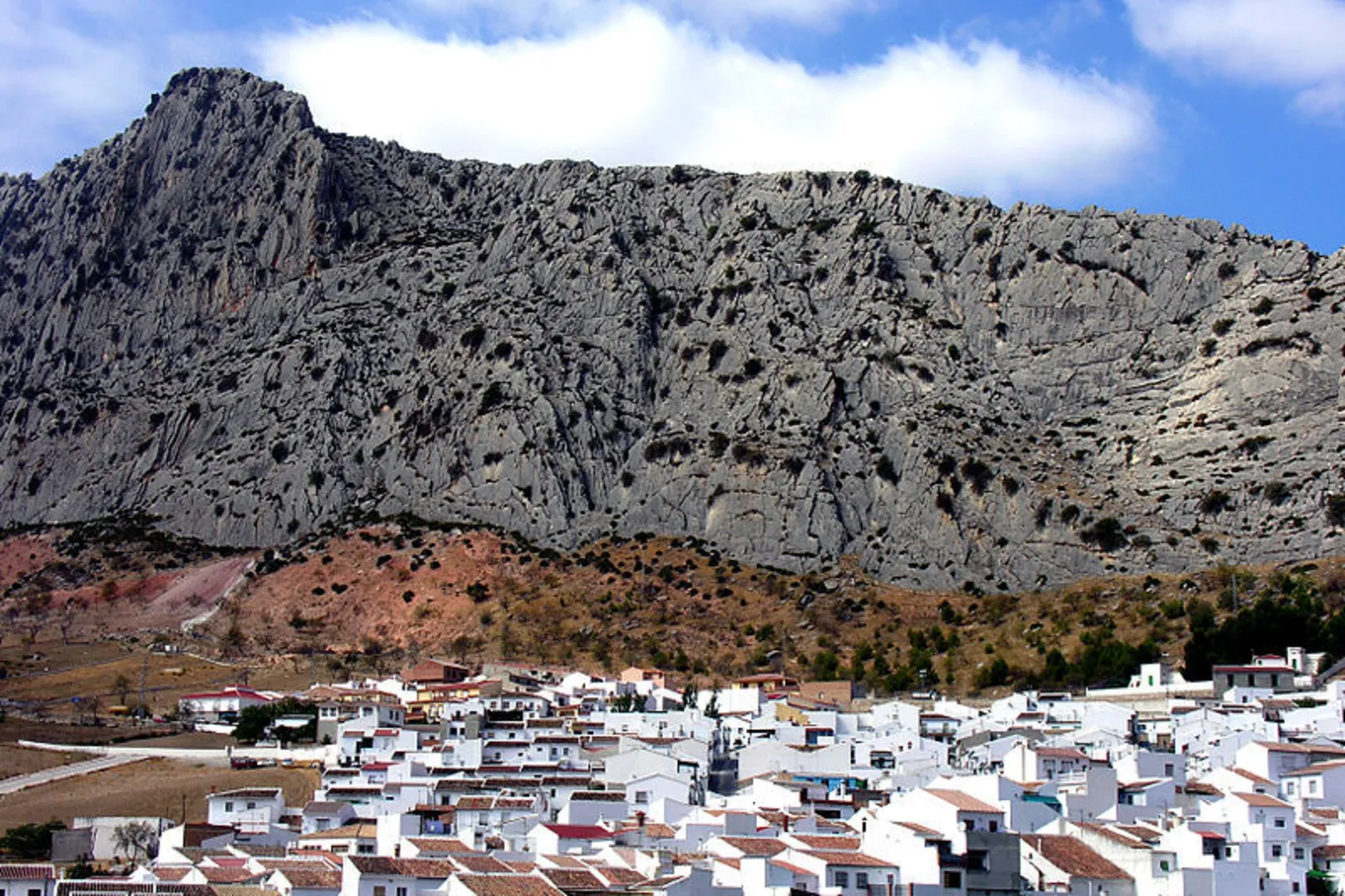 An image depicting the trail Torcal del Charcón and its surrounding area.