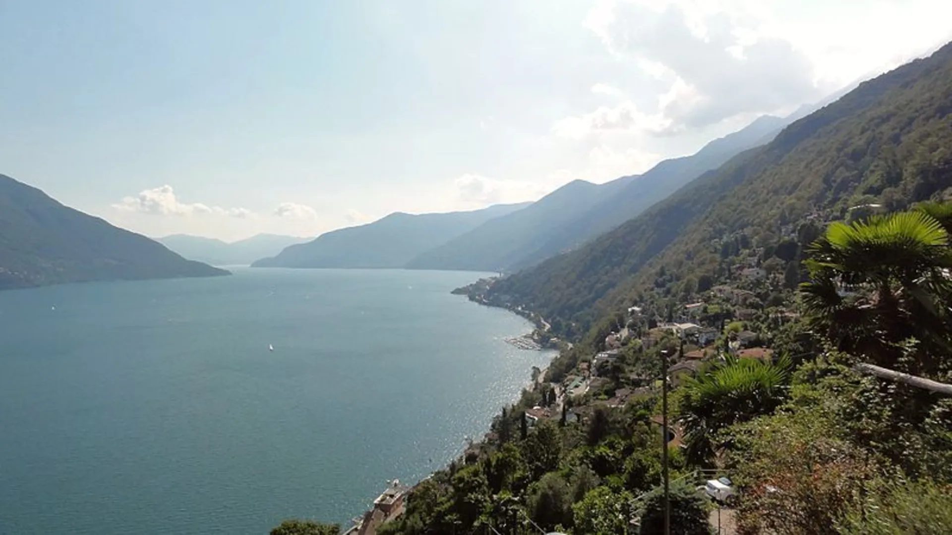 An image depicting the trail Rasa to Ronco sopra Ascona and its surrounding area.