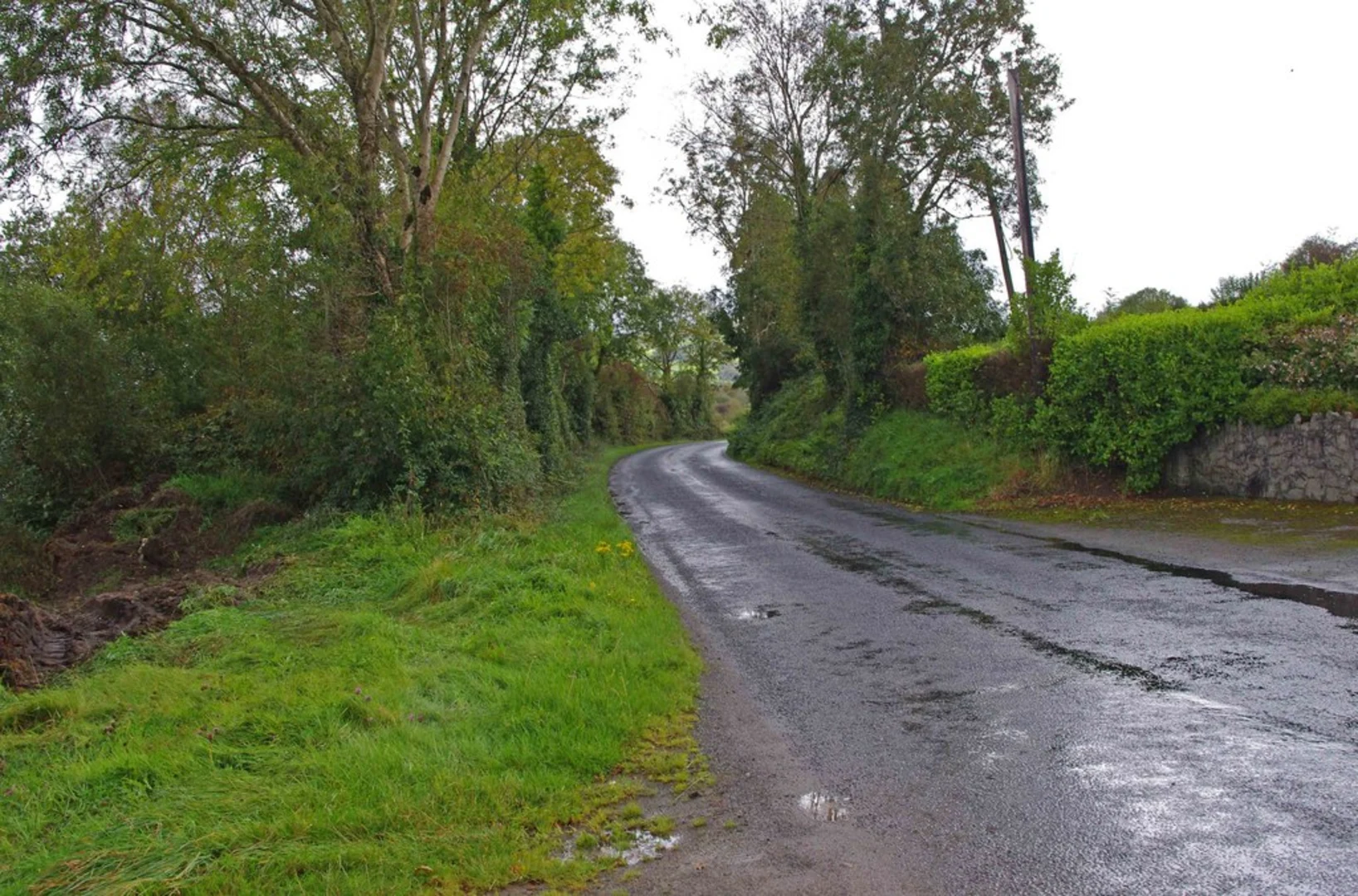 An image depicting the trail Broadford Ashford Walking Trail - Killagholehane Way and its surrounding area.