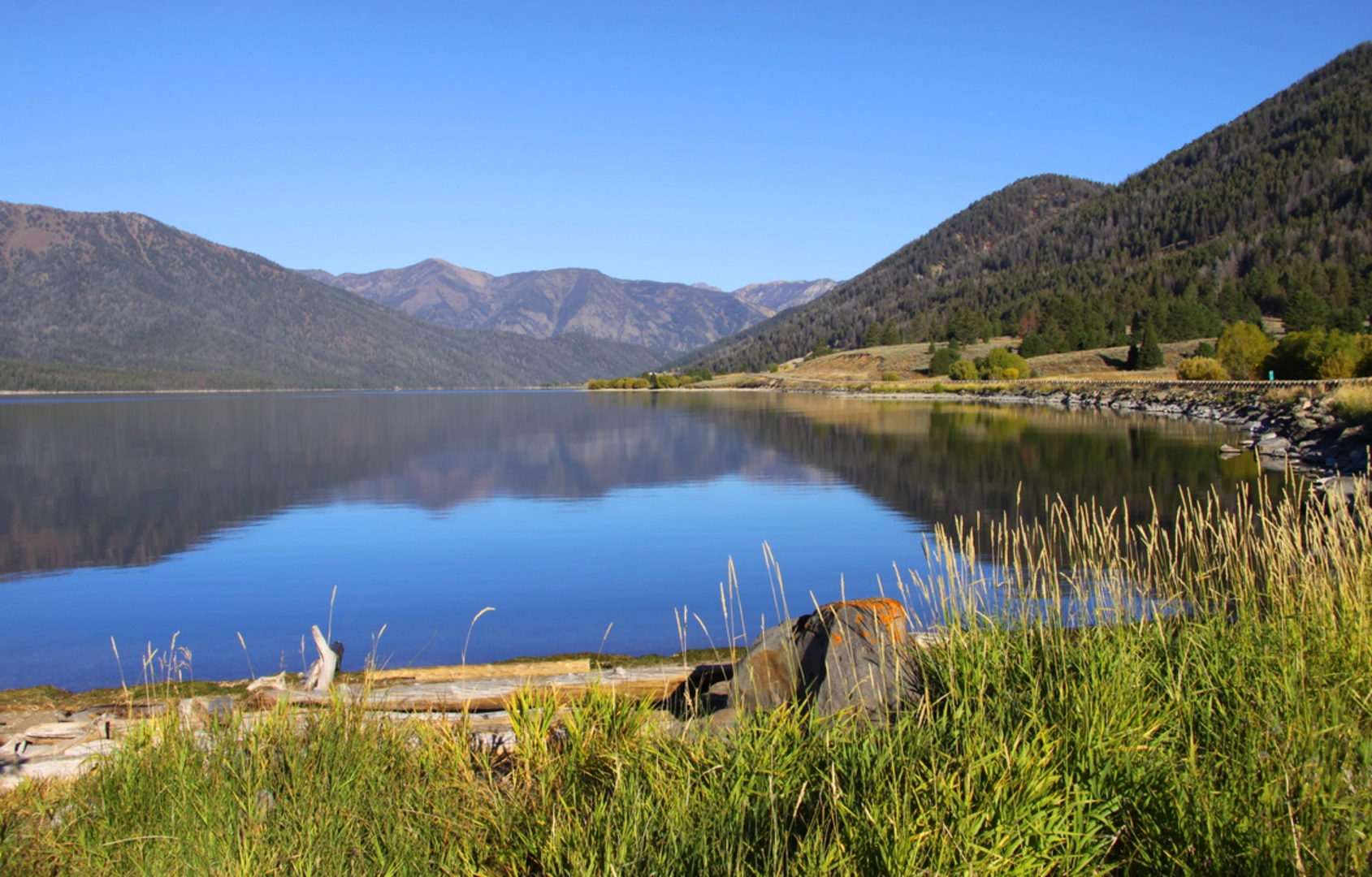 An image depicting the trail Dutchman Basin via Johnson Lake Trail and its surrounding area.