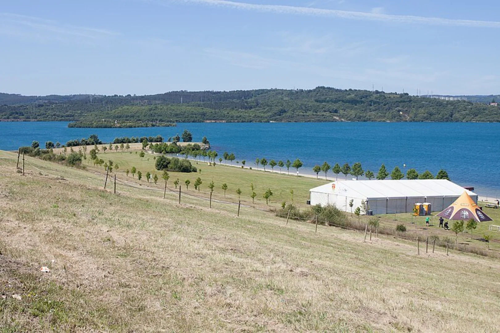 An image depicting the trail Sendeiro as Fragas da Ribeira e do Lostegal PR G 147 and its surrounding area.