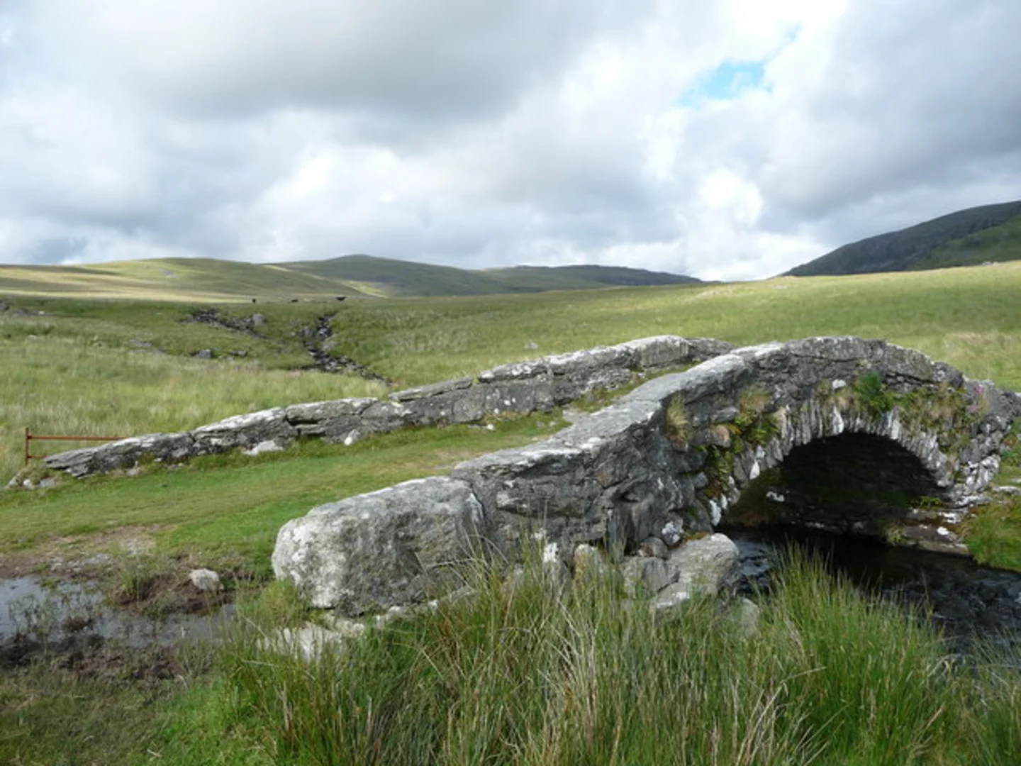 An image depicting the trail Bwlch y Rhiwgyr and Pont Scethin and its surrounding area.