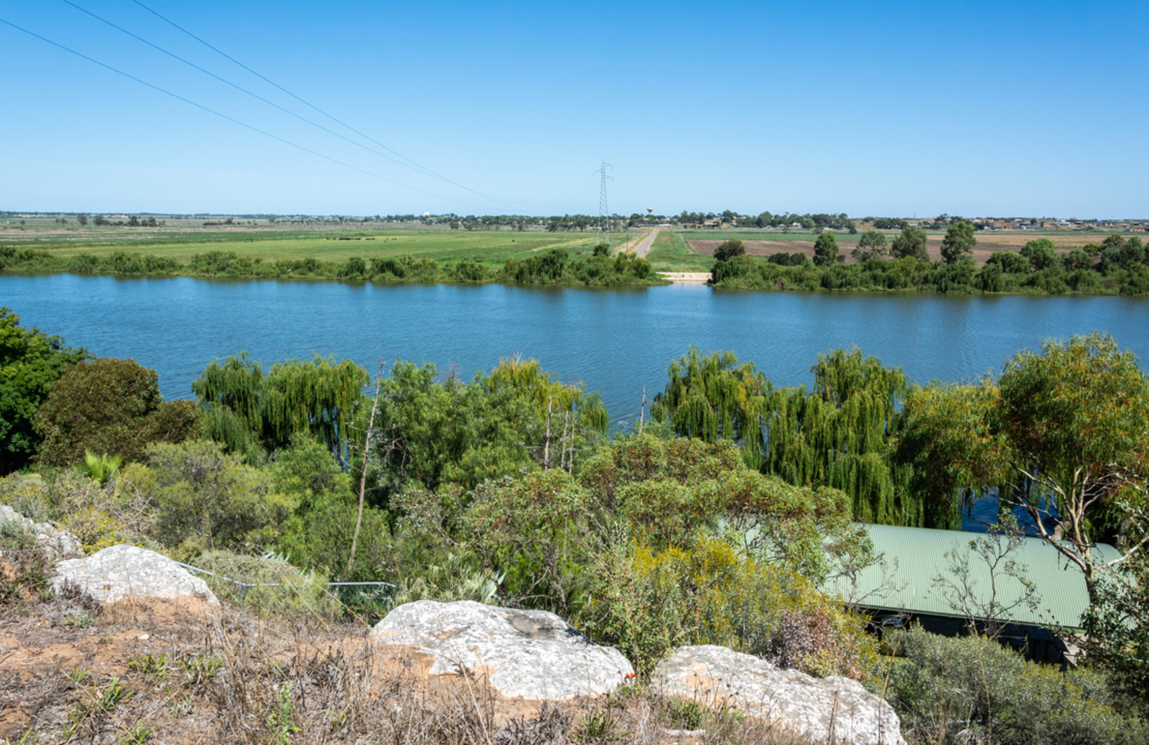 An image depicting the trail Murray River Walk and its surrounding area.