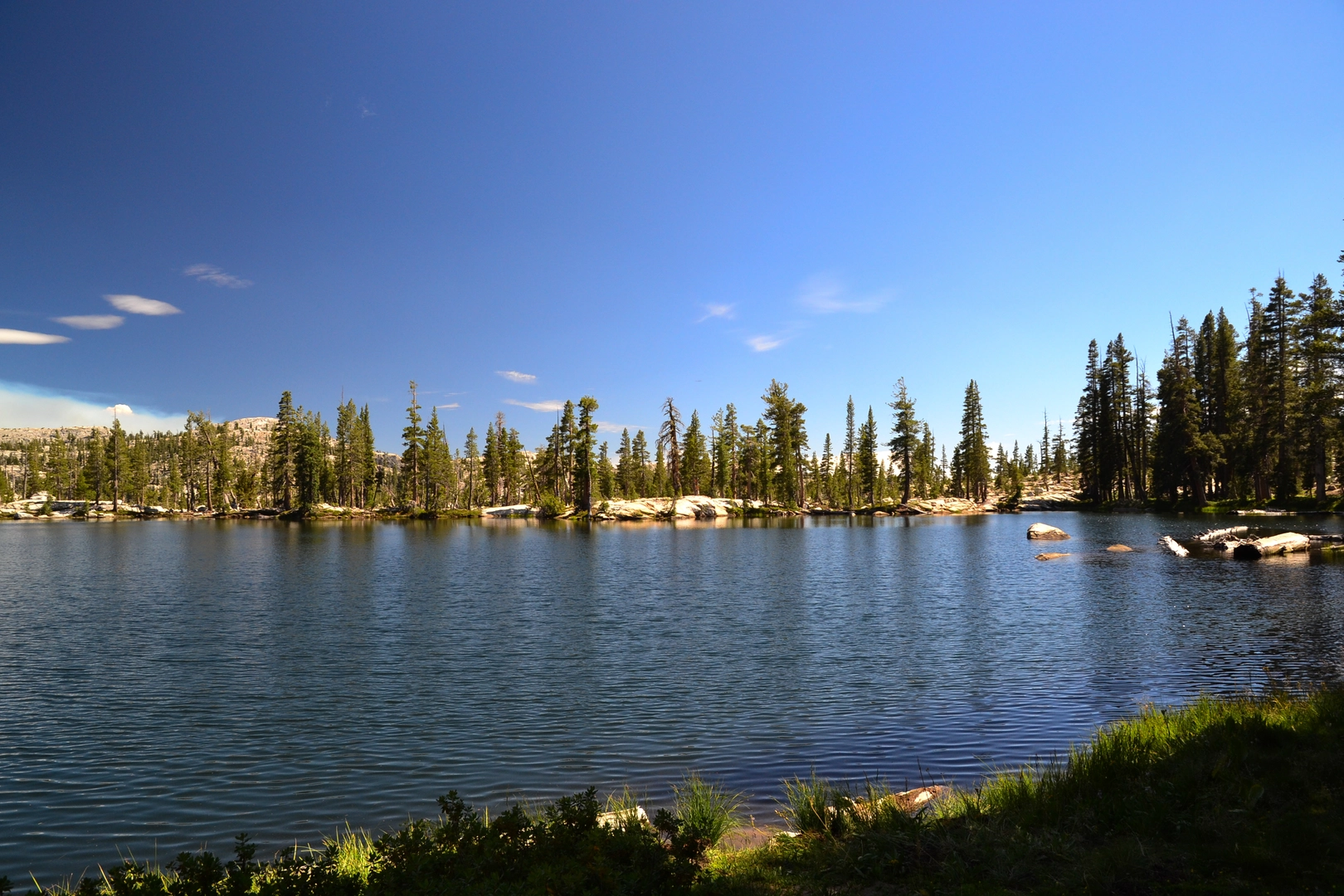 An image depicting the trail Pinecrest Lake and Pinecrest Peak Loop Trail and its surrounding area.