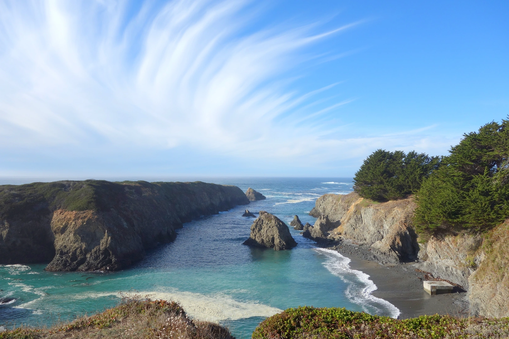 An image depicting the trail Mendocino Headlines Bluff Trail and its surrounding area.